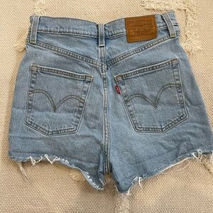 Levi’s Ribcage Shorts Size 26
